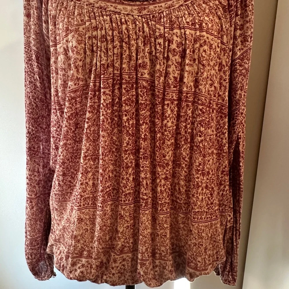 FREE PEOPLE Medium EUC Boho Peasant Top Blouse mini paisley cranberry print